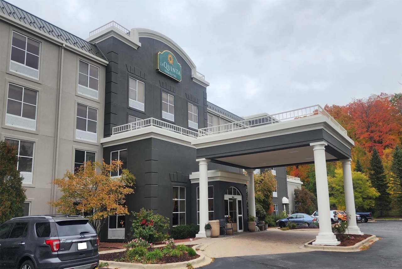 La Quinta Inn & Suites by Wyndham Milwaukee SW New Berlin — photo 1