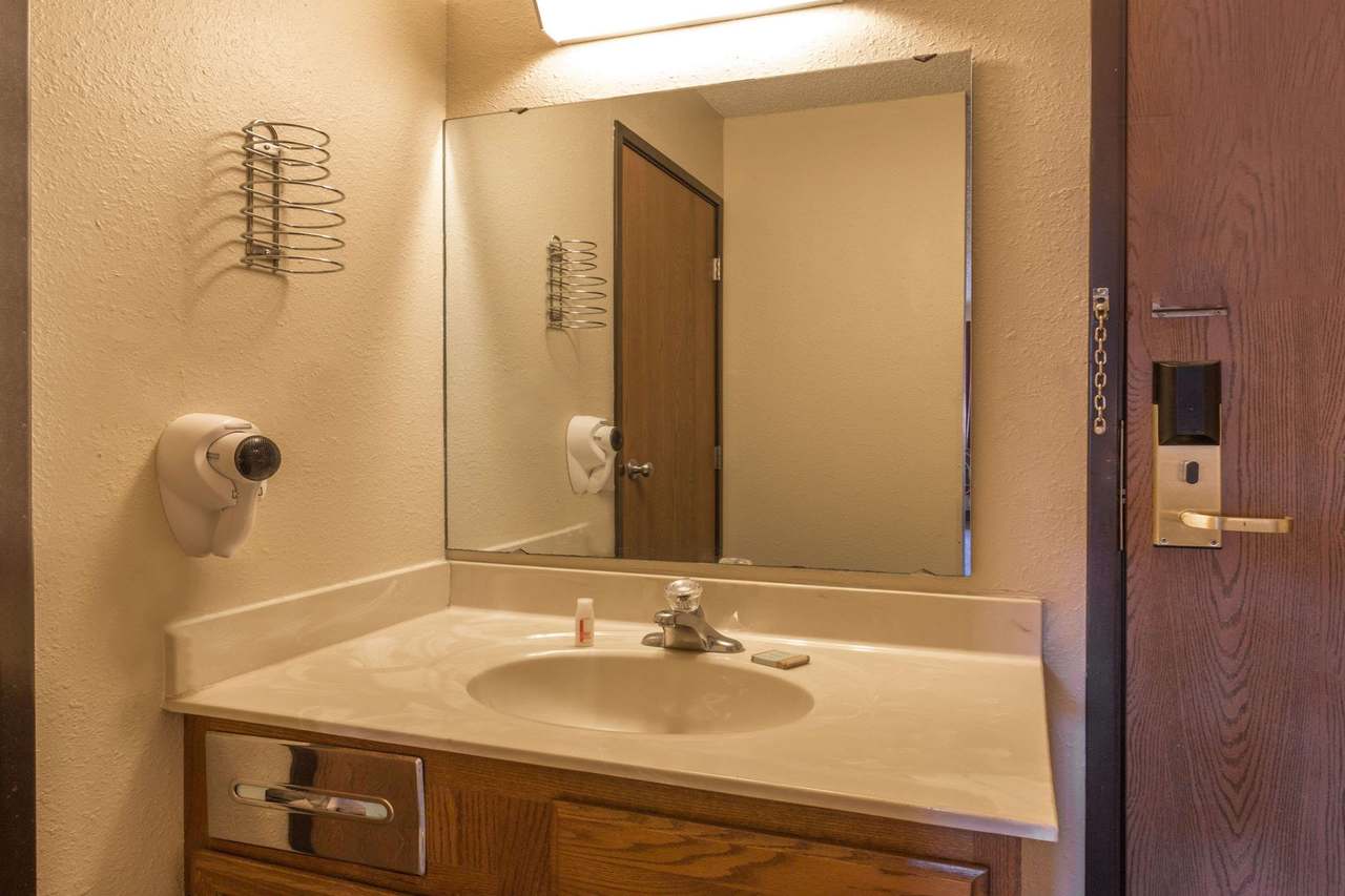 Super 8 by Wyndham Hartford WI — photo 3
