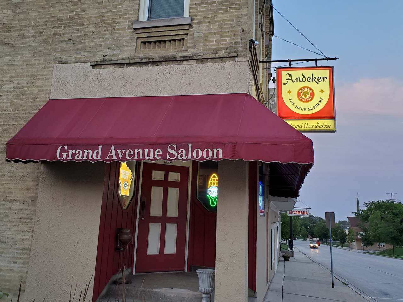 Grand Avenue Saloon — photo 1