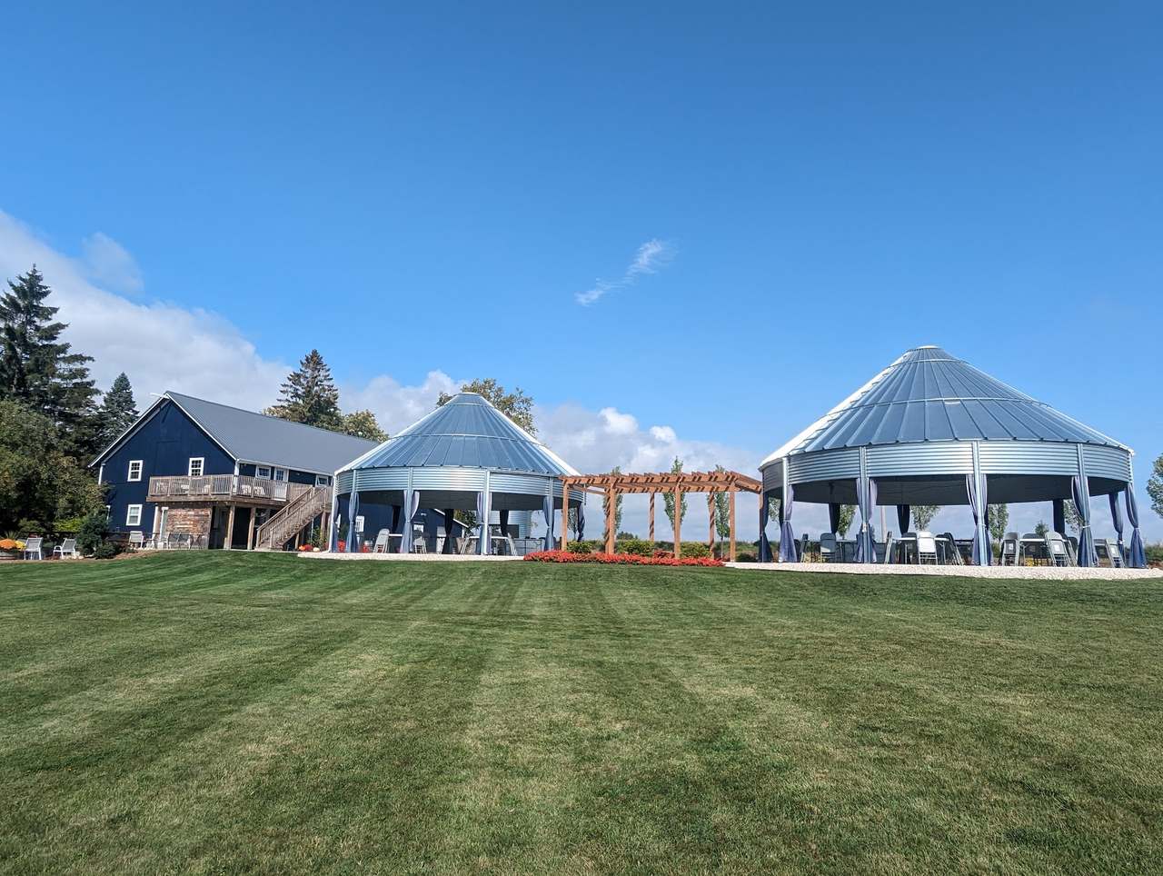 Blue Barn on the Green — photo 1