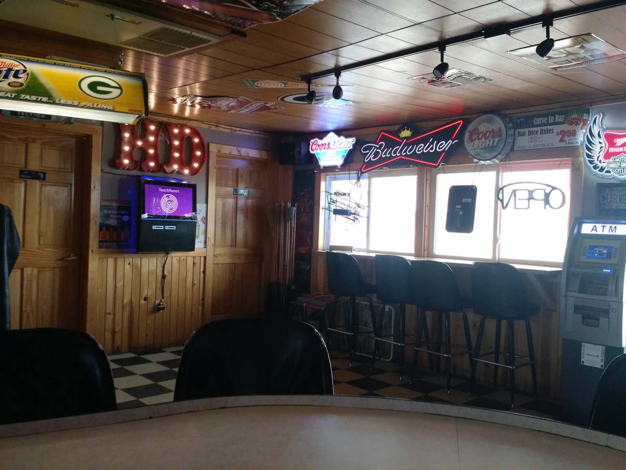 Curve In Bar — photo 3