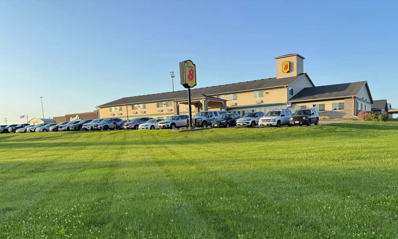 Super 8 by Wyndham Neillsville WI — photo 1
