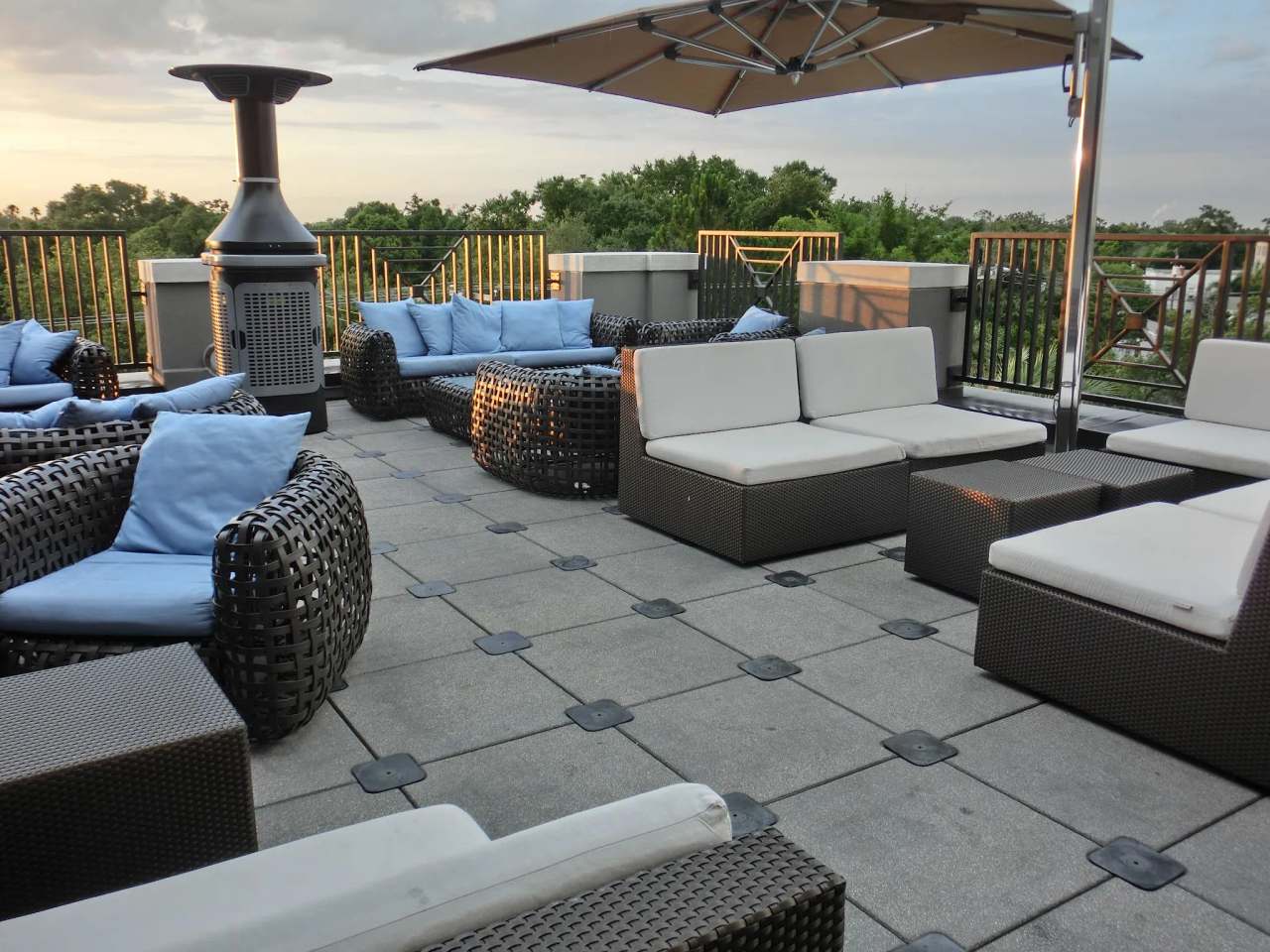 EDGE Rooftop Cocktail Lounge — photo 1